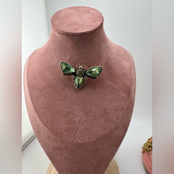 Emerald Green Bee Gold Brooch - Picture 4 of 5